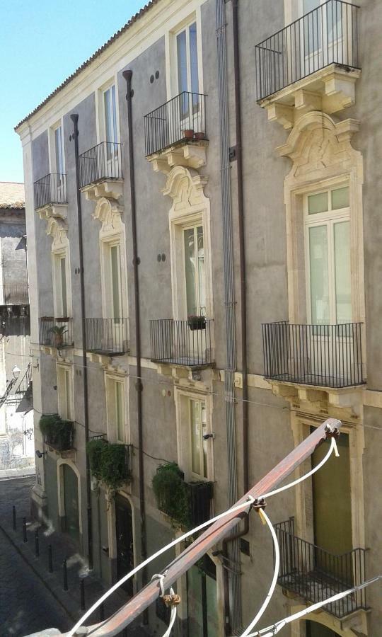 Suite Il Letto Sotto Il Tetto Catânia Exterior foto