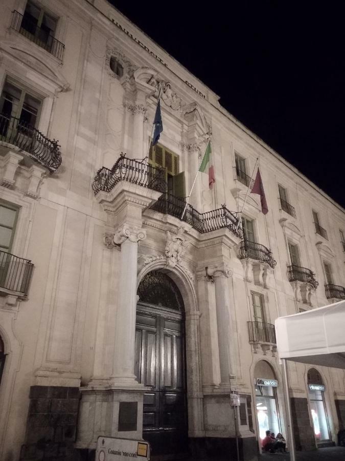 Suite Il Letto Sotto Il Tetto Catânia Exterior foto