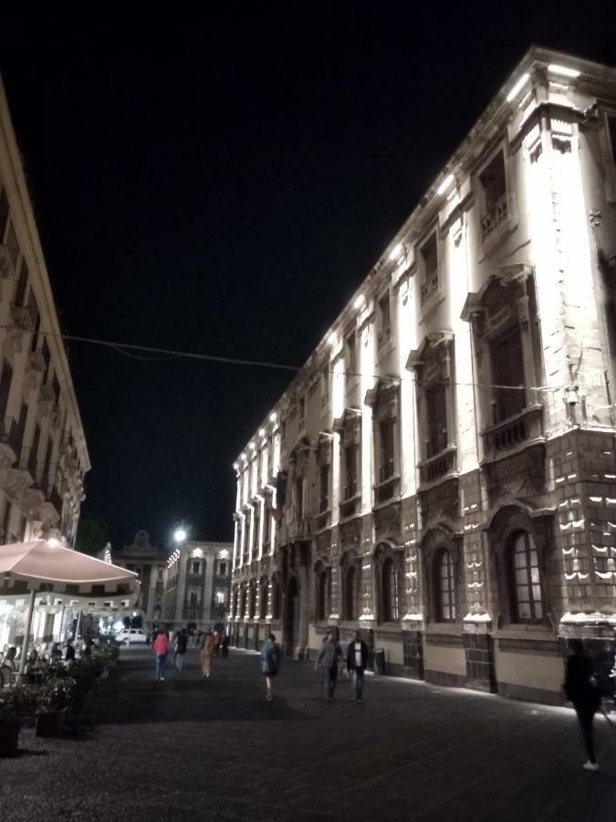 Suite Il Letto Sotto Il Tetto Catânia Exterior foto