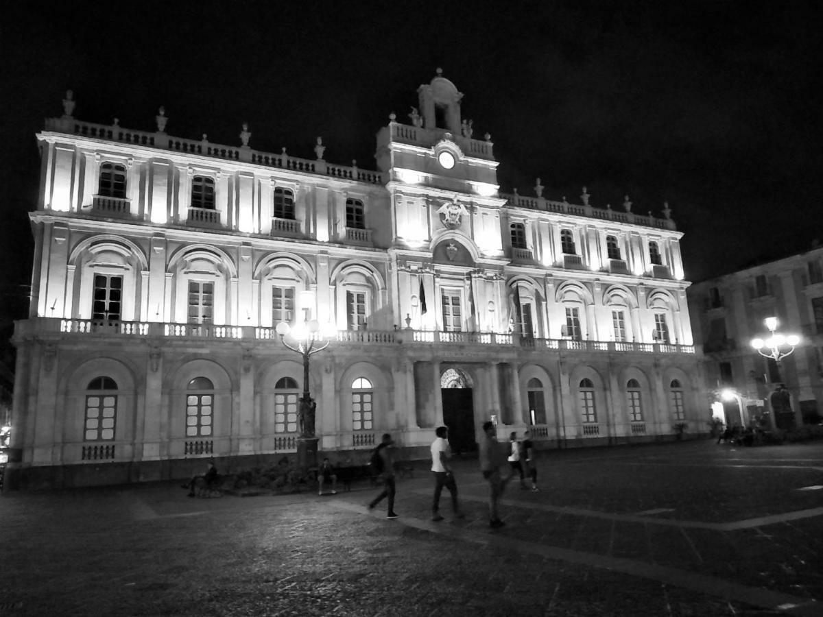 Suite Il Letto Sotto Il Tetto Catânia Exterior foto