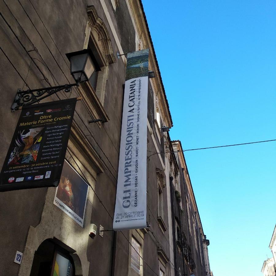 Suite Il Letto Sotto Il Tetto Catânia Exterior foto